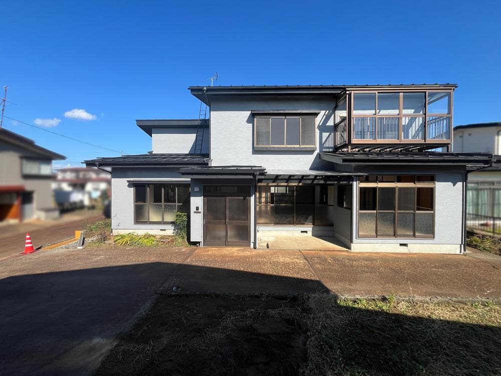 Front-facing view of the lodge in Takada, showing the entrance and upstairs balcony